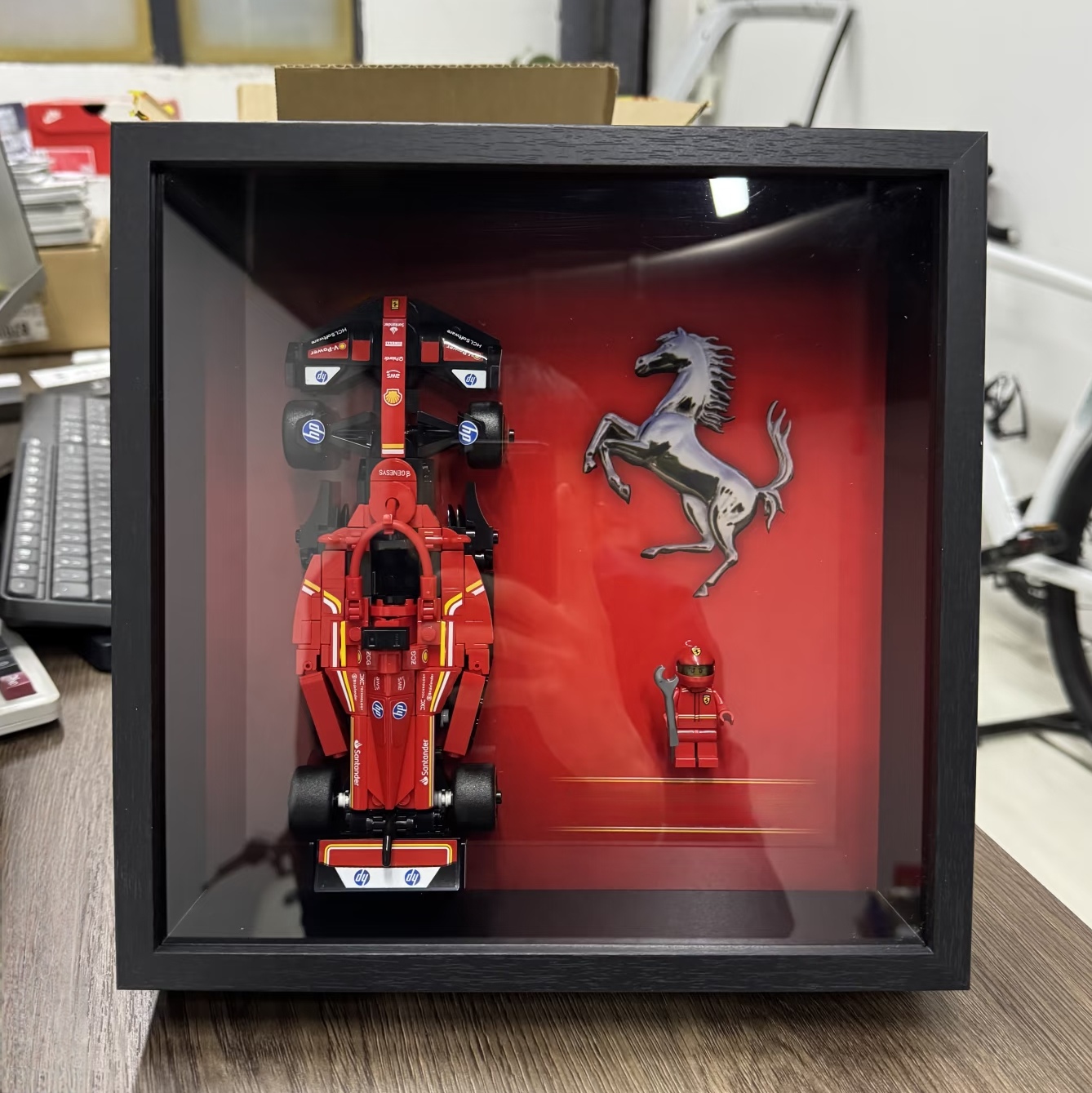 Model Kit Ferrari - แผงติดผนังสำหรับโชว์ เหมาะสำหรับชุดตัวต่อ LEGO 77242 Speed Champions